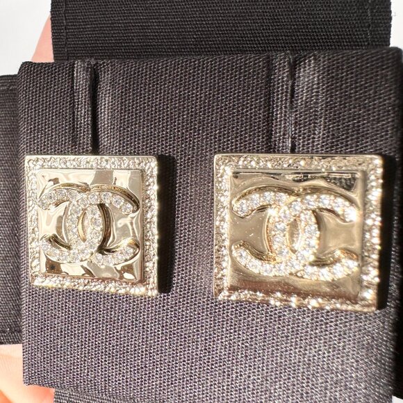 2023P CHANEL RUNWAY SQUARE GOLD CC LOGO WHITE CRYSTALS EARRINGS STUDS - Picture 11 of 14